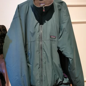 RARE!! VNTG Patagonia jacket strl XL - Hej, säljer nu min favorit jacka då jag är lite för rädd om den, den är i väldigt fint skick, finns en liten fläck som inte syns så väl i hörnet på bilden. Jag kan även tänka mig att byta mot någon coachjacket. Jackan är fleecelined överallt i hela jackan (även armarna) sitter puffigt så den passar riktigt fint oversize till någon med strl M-L! Kan även vänta till lönen om det behövs. 