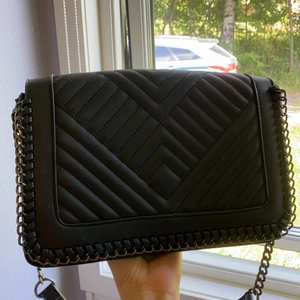 Väska - Jätte snygg väska som rymmer mycket! Lite sliten, se sista bilden