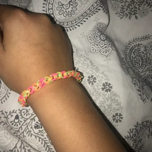 Armband  - Jätte snyggt armband som passar perfekt nu till sommaren ! Stretchigt så det passar alla 