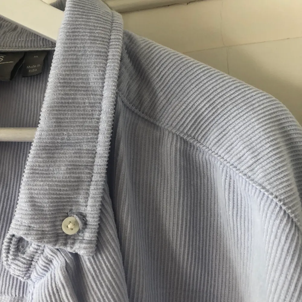Avklippt manchesterskjorta från asos herr. Den är oversize i modellen med långa ärmar. Går ungefär till höfterna på mig som är 172. Ljusblå fin färg. . Skjortor.