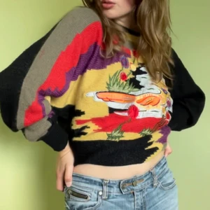 Stickad härlig tröja  - En varm stickad tröja. Har ett härligt mönster på sig med en fågel. Tröjan är köpt secondhand och är antagligen stickad av en privatperson. Finns därmed inget märke men super mysig och varm. Tröjan är ganska stor och passarav den anledningen alla storlekar beroende på hur man vill att den ska sitta. 