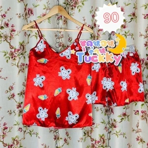 Satin pyjamas - Nya Satin pyjamas i Storlek 32-38, finns i olika färgar. ⭐️⭐️ Super fin och skön material, passar perfekt för sommar 💕🤩 Mötas upp i Stockholm eller frakt tillkommer 