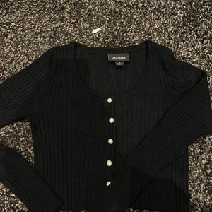 tröja från monki - Jättefin långärmad tröja från monki i st s , använder inte längre då den är för kort för mig, den är i bra skick och jag hoppas att den kommer för användning hos någon annan, 100kr men pris kan diskuteras och köparen står för frakten:) 