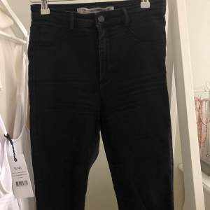 Svarta Zara jeans med ”hål” på knäna i strl 38. Säljer för 60kr, köparen står för frakten. Hör gärna av dig om du har några funderingar🖤
