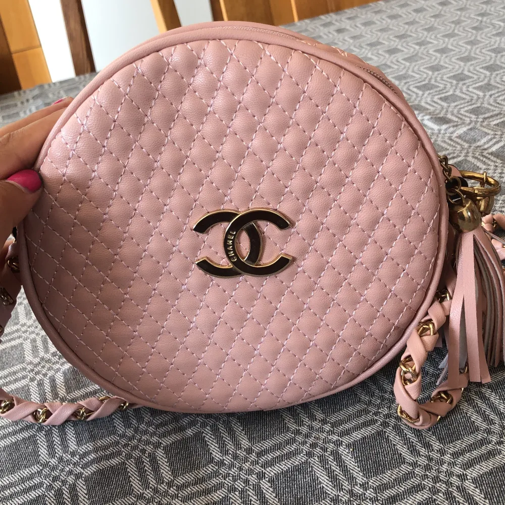 En Chanel väska använd ental gånger bra skick. Väskor.