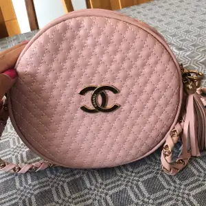 En Chanel väska använd ental gånger bra skick