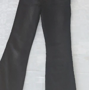 Size s - BRA KVALITE BYXOR FRÅN H&M, DE ÄR BÅDE STRETCHIGA OCH BEKVÄMA, dock är den kort.#denim #jeans #black 