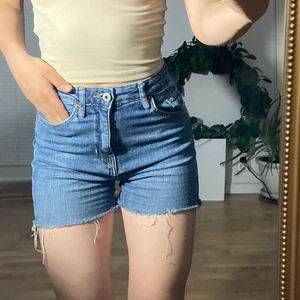 Shorts - Jättesöta shorts från H&M, säljer pga används inte längre. Storlek 34 dvs XS men kan även passa S:)