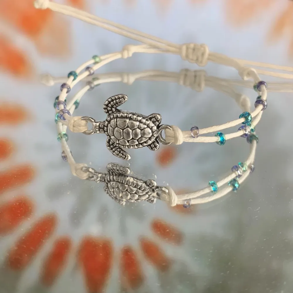 🐢Turtle cotton bracelet🐢 Ett nytt badvänligt armband i vaxad bomull🙉 Det finns tre färger att välja mellan💙💚🤍(se bild nr 2). Standard storleken är barn/dam. Om annan storlek önskas så är det bara att nämna det❣️ Färgen ”White ocean” syns på bild 1 och 2 (kostar 49kr). ”Chalk white” är samma fast utan glaspärlor (39kr). ”Apple green” syns på bild 3 (39kr). Accessoarer.