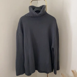 Stickad polo - Mörkgrå polo med hög krage. Lite längre i modellen. Knappt använd och i jättebra skick! 🌸💜💗