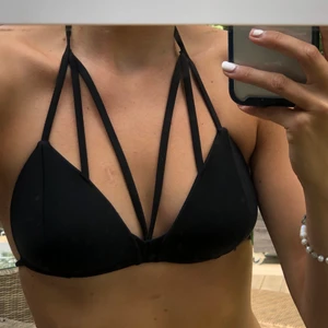 Bikini med detaljer  - Säljer denna svarta trekants bikini från Nelly.com. Använd ca 2-3 ggr.  