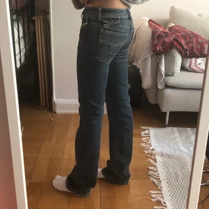 Diesel jeans lågmidjade - Jätte fina Lågmidjade diesel jeans som ha en fin fick detalj där bak med lock, dom är Lågmidjade och är i storlek w26 L32, motsvarar ungefär storlek 34/36, jag har vanligtvis storlek 26 i jeans eller 34/36