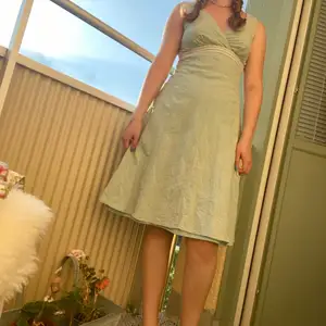 Säljer den här super söta klänningen i toppenskick från en secondhand i Chile! Den är väldigt unik och i en jättefin blå färg med blommor. Säljes pga den blivit lite för liten på mig men knappt använd. Jag är 168 cm. Hör av dig vid frågor!💗💗