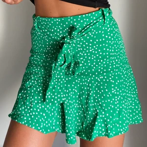 Prickig kjol - Säljer en superfin prickig grön kjol köpt från zara. Det är en shorts under kjolen men det är inget som syns på. Lite liten på mig. Köpare står för frakt 💞