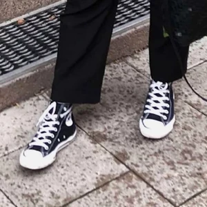 Svarta Converse - Säljer mina svarta converse, andvända typ 7 gånger rätt så nya. Storlek 39 🖤 (första bild lånad) Fråga gärna om mer bilder. Tar bud i kommentarerna för det har blivit många intresserade💕 Höj minst med 10kr, budet slutar idag kl 18:30❤️ Jag bjuder på frakt eftersom jag inte kan mötas pågrund av corona tider💕 Ha en trevlig dag!