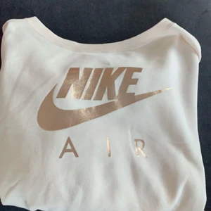 Nike Air tröja! - säljer denna snygga Nike air tröja! för fler bilder kontakta mig privat. frakt tillkommer och priset kan diskuteras!!