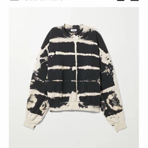 Sweatshirt weekday - Helt oanvänd sweatshirt med alla taggar kvar. Storlek S. Säljer för den va lite för overaize för min smak. Den är svart och beige. Verkligen skitsnygg 🥰 skönare står för eventuell frakt 🤩