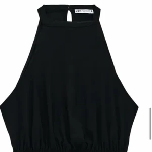 Trendigt linne från zara  - säljer detta helt svarta tunna linne/topp från zara i lite finare material, nypris 150kr, säljer för 50 + frakt ! Storlek m men passar de mesta . Lapp sitter kvar 