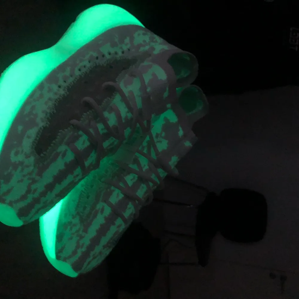 Helt nya Adidas Yeezy 380 Calcite Glow. Säljer dessa för att de aldrig kommit till användning. Har haft dom liggandes hemma i ett år och har inte gått en enda meter med dom utomhus. . Skor.