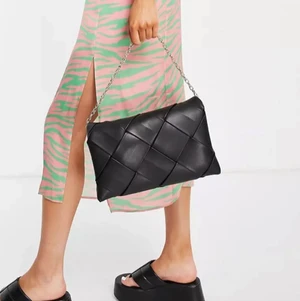 Väska - Säljer denna extremt fina väska från topshop med guldkedja, fick två likadana när jag fyllde år så säljer därför den andra😍😍 köpare står för frakt⚡️⚡️