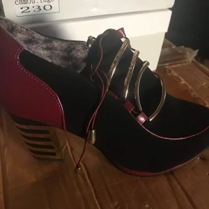 Snygga högklackade skor i flera färger! - Med guld detaljer