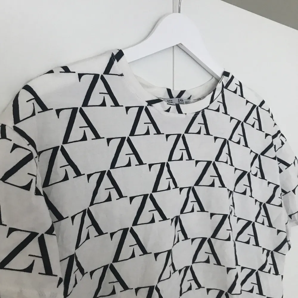 Cool croppad tshirt från Zara 🖤 Är i M men skulle säga att den är en S. . T-shirts.