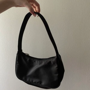 Axelväska - Svart axelväska från shein, köpt för 99kr, helt oanvänd.