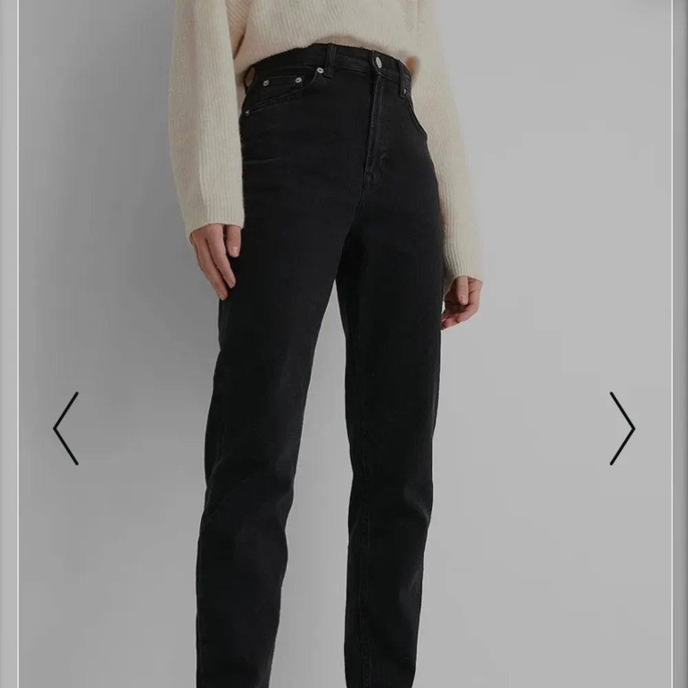 Superfina svarta mom jeans. Köpta för ca. 400kr. Använda några få gånger💕💕💕. Jeans & Byxor.