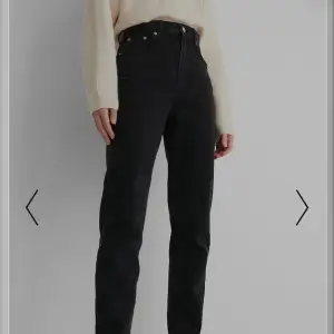Superfina svarta mom jeans. Köpta för ca. 400kr. Använda några få gånger💕💕💕
