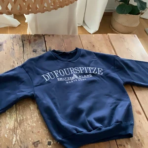 Blå sweatshirt med tryck  - Fin och skön sweatshirt med text på framsidan. Extremt bra skick; aldrig använt. Slutsåld på SHEIN. Storlek S: bröst 106CM, axlar 59CM, längd 65CM, ärm längd 50CM