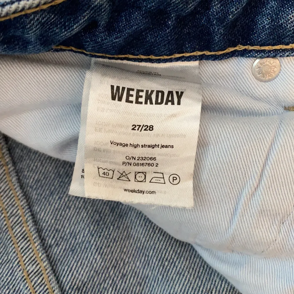 Raka blåa jeans från Weekday. Modell Voyage, är använda fåtal gånger. Säljer pga storleken inte passade. Skick 9/10, Storlek: Midja-27 Längd-28. Originalpris är 500kr. Köparen står för frakt.. Jeans & Byxor.