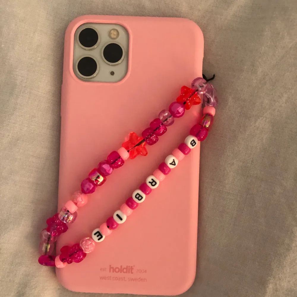 Ett fint och trendigt mobilband som du kan köpa tillsammans med de andra eller ensamt! Bandet är egengjort och tillverkat av rosa pärlor med texten ”Barbie”! Kostanden är 25 kr + frakt 💖💗💘. Accessoarer.