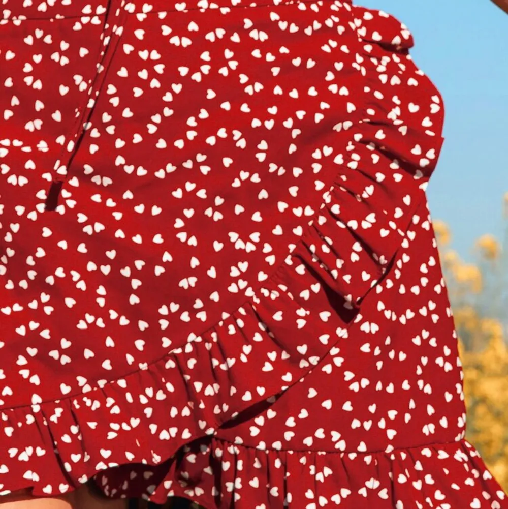 Superfin röd kjol med vita hjärtan på. Köpt från shein, säljer då den är lite kort för min smak (är 170). Helt oanvänd❤️. Kjolar.