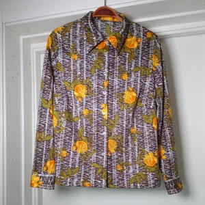 Vintageskjorta/blus - Fantastisk vintageskjorta/blus som det gör ont att sälja! Mjukt material, lite åt sidenhållet. Storleken är som en M🍀