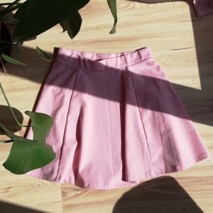 Rosa kjol - Superfin rosa kjol från New Yorker, kjolen är i fint skick, den är endast lite nopprig på ett ställe (se sista bilden) 💖