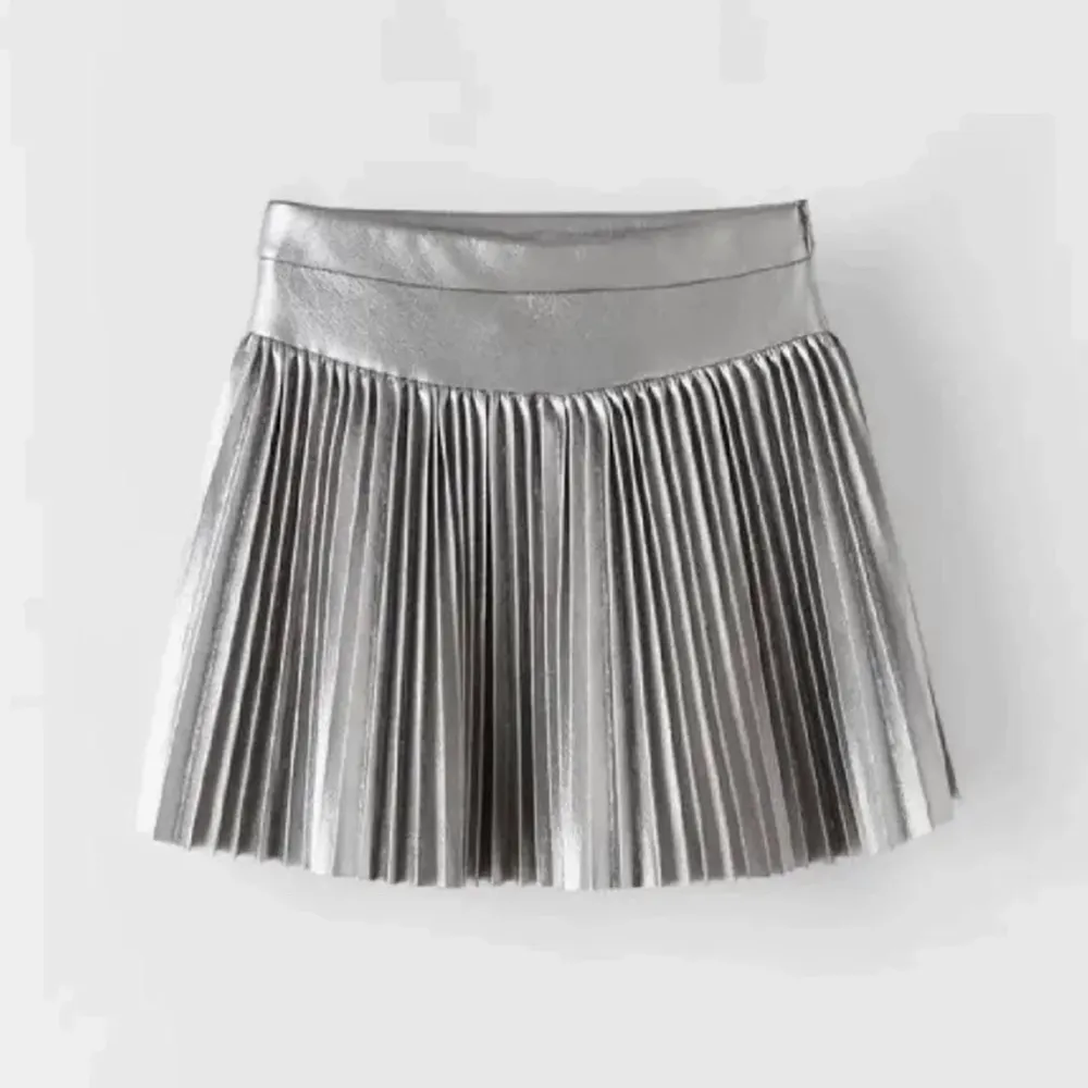Säljer nu min fina silver kjol ifrån zara ♡ så himla fin och nästan helt oanvänd!. Kjolar.