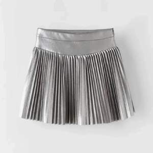 Säljer nu min fina silver kjol ifrån zara ♡ så himla fin och nästan helt oanvänd!