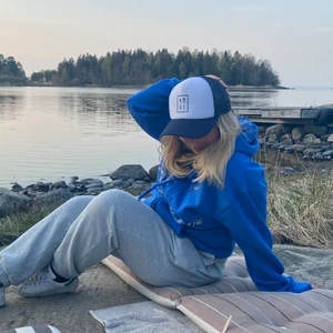 One of one - Säljer min tröja från one of one då jag inte får någon användning av den tyvärr. Den är i mycket fint skick! Använd endast på bilderna.  Bild nr 1: 154 cm lång (strl S) Bild nr 3: 180 cm lång (strl S)