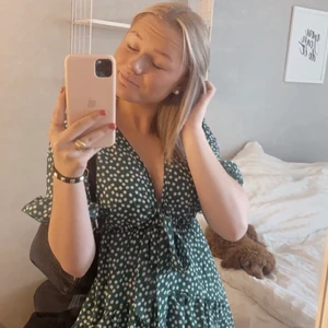 Grön sommarklänning  - Jättefin sommarklänning från byanastasia, slutsåld på hemsidan (två sista bilderna lånade från byanastasias hemsida) använd 1 gång 