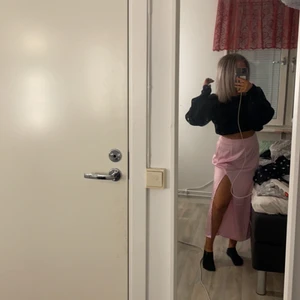 Satin kjol prickig, st 38  - Bra skick aldrig använd då den är för stor.