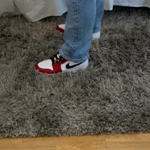 Jordans  - Fint skick bara lite smuts på tvättar bort såklart innan jag skickar dom. Storlek 38. Finns inget äkthets bevis då min pappa kastade min kartong med kvittot i. Köpa förra sommaren ungefär på footlocker i Stockholm