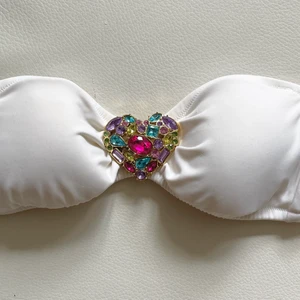 Victoria’s Secret bikinitopp - Älskar denna fina bikinitopp med fina stenar obs litet streck på sidan se bild!!❤️