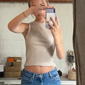 Beige brottarlinne - Detta linne köptes för CA. två veckor sedan i panik och är bara använt en enda gång. Den är PERFEKT till lågmidjade jeans! 