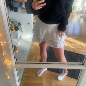 Vit kjol  - Säljer denna somriga kjol, då jag har en liknade, storlek S. Nyskick 🤍🌩
