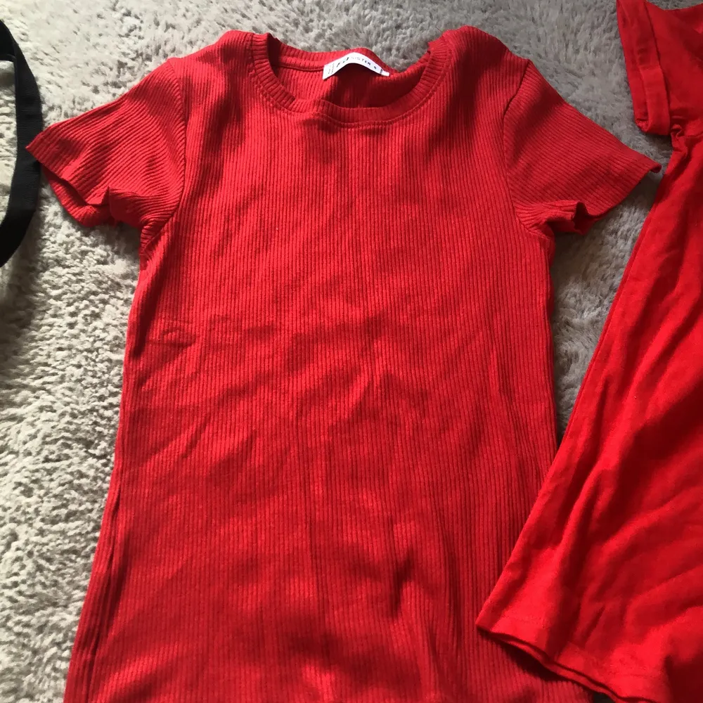 Två röda tröjor, oanvända och sköna! . T-shirts.