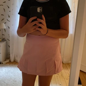 Rosa Puma Golfkjol - En rosa Golfkjol från puma💕 den är väldigt skön och effektiv att ha på sig på golfbanan, men man skulle även kunna använda den som en vanlig kjol💕 den har som ”cykelbyxor” under kjolen för att den ska sitta på plats och inte flyga upp💕 den här även en ficka där bak för att kunna ha scorekort eller golfhandske i!!💕 Den är nästintill oanvänd (använd 3 gånger ungefär) köpt för 799kr på dormy i Norrköping💕