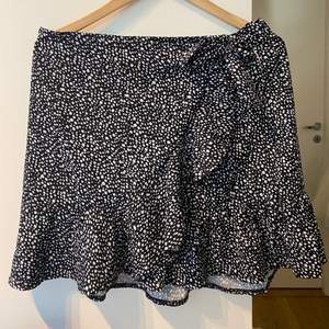 Fin prickig bohoo kjol från Shein strl XL. Endast testad!