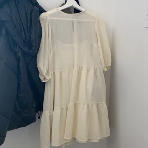 Volang klänning  - Hej säljer min fina volang klänning jag köpte på hm förra året💕 aldrig använt så nysick, mer info/bilder DM❤️