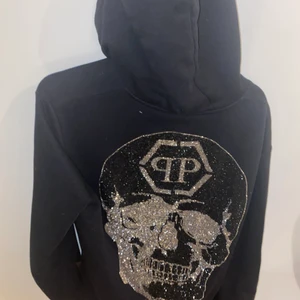 Philipp plein hoddie - Beställde den från deras hemsida, den är Limited edition och kommer aldrig tillbaka den är använd 3 gånger och kvitto och allt finns kvar
