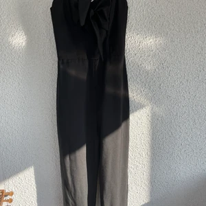 Jump suit  - En fin jumpsuit med knytning vid bröstet, fint skick. Använd bara vid ett tillfälle.